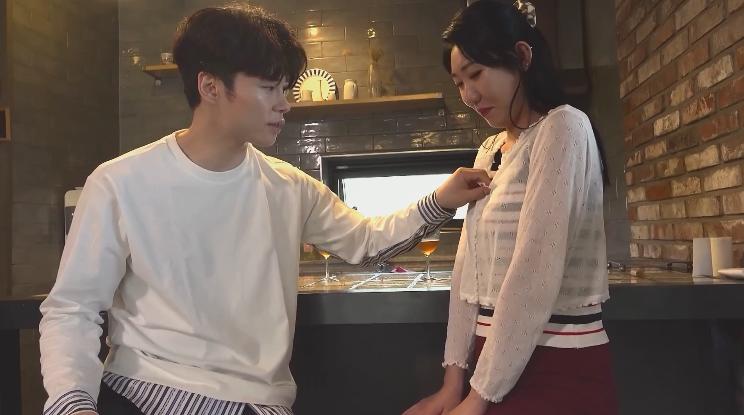 phim sex việt nam vợ chồng miền tây MamacitaZ - Anh tài xế chịch tới tấp em tây bên hông oto