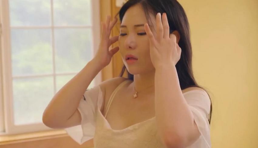 sex linh tây JUL-756_Mẹ dâm lén lút gạ tình bạn thân của con trai